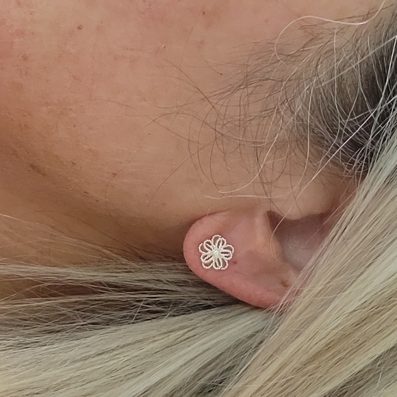 LOOP BLOSSOM STUD EARRINGS - Picture 3 of 7